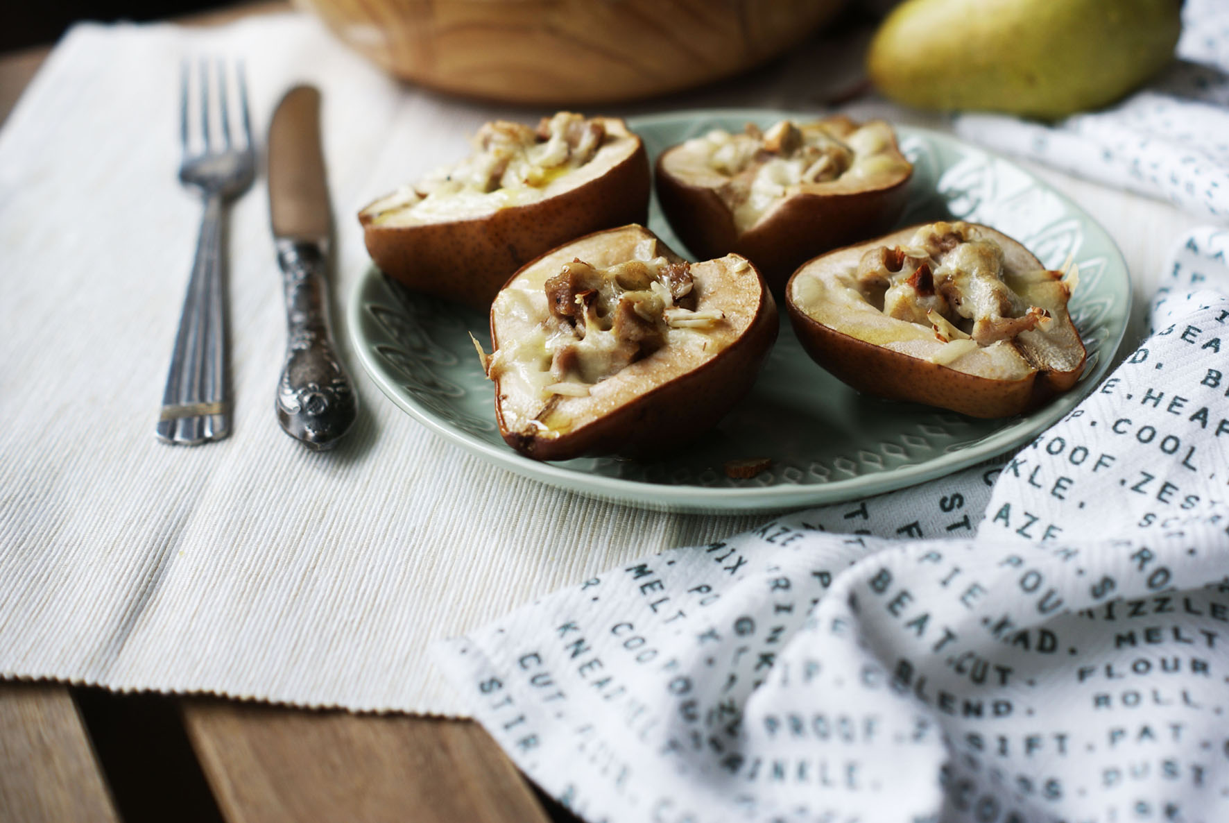 Груша запеченная с сыром и печеньем